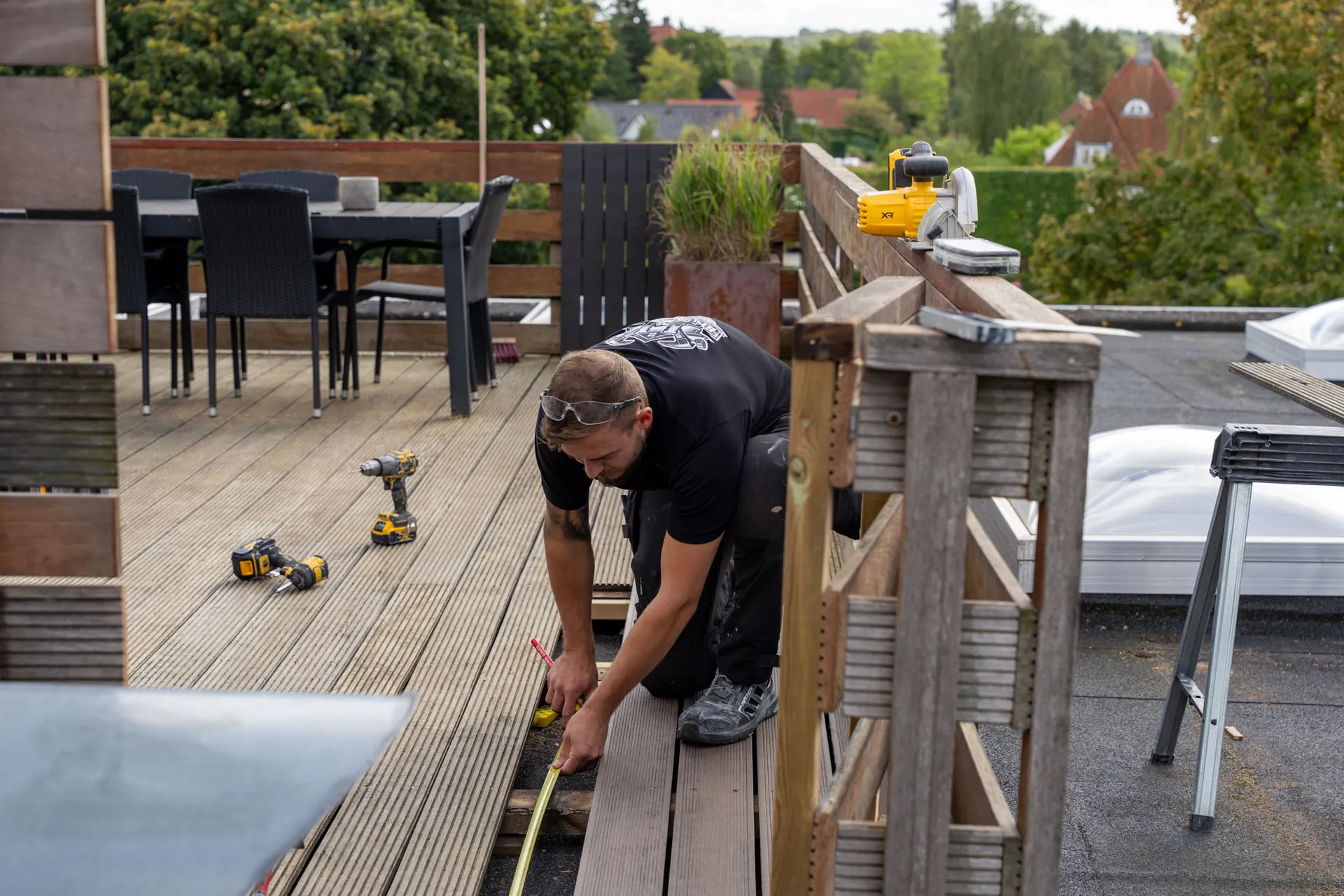Tømrer fra LJ Byg og Montage måler op til nye terrassebrædder